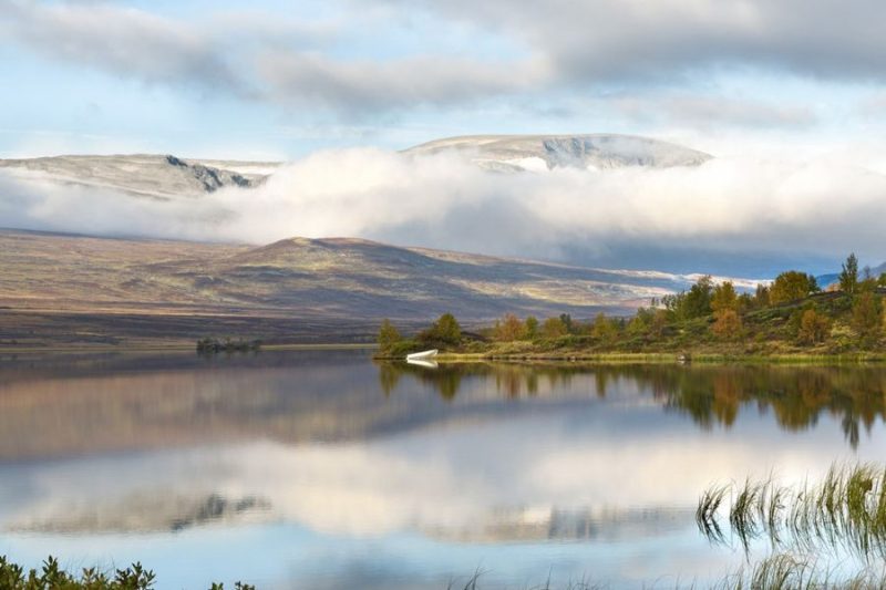 Wanderung-entlang-eines-Sees-in-Hallingdal-Norwegens-schoenste-Wanderwege-Emile-Holba
