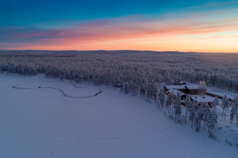 Arctic-River-Lodge-bei-Sonnenuntergang-Lappland-mit-Nordic-entdecken