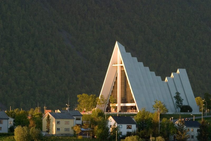Arktische-Kathedrale-in-Tromso-Norwegen-mit-Nordic