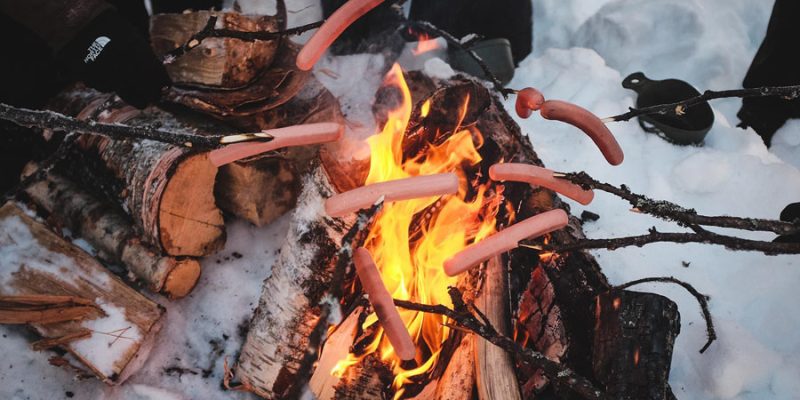 Fika-Pause-in-der-Natur-waehrend-einer-mehrtaegigen-Tour-in-Lappland