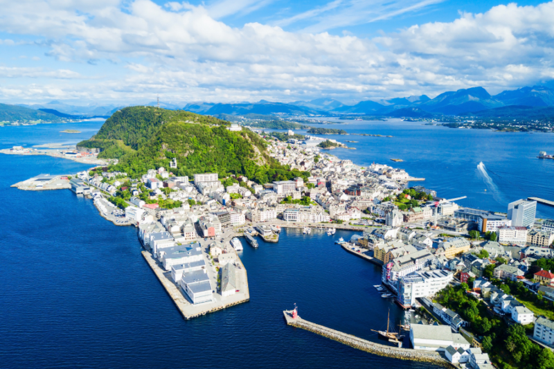 Ausblick-auf-Alesund-Staedtereisen-Citytrips-in-Norwegen-mit-Nordic-Skandinavien-Spezialist