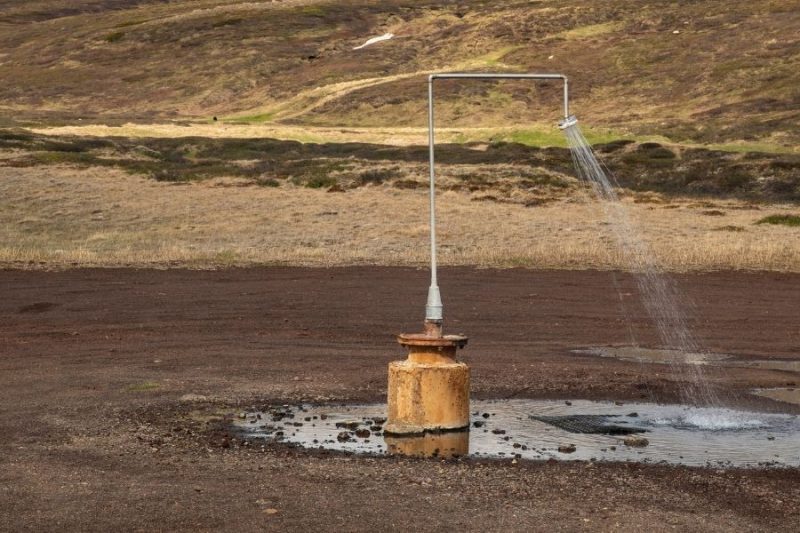 Aussendusche-in-Island-Urlaub-mit-Nordic-Skandinavien-Spezialist-©Benny-Petak