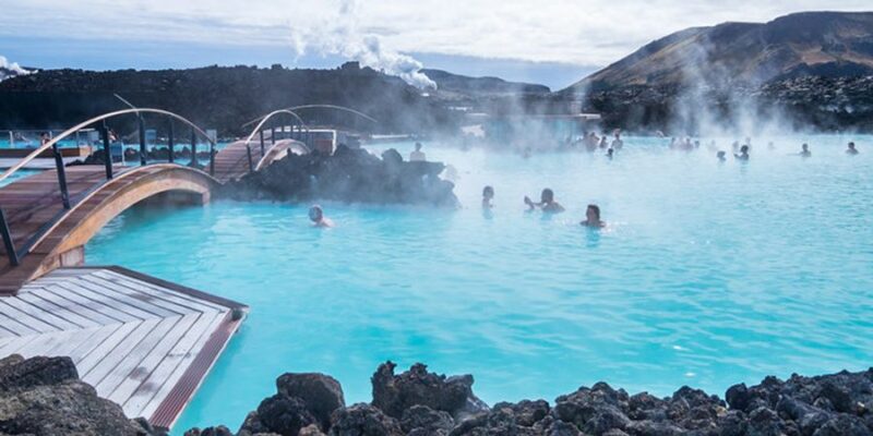 Baden-in-der-Blauen-Lagune-in-Island-Urlaub-mit-Nordic-Skandinavien-Spezialist