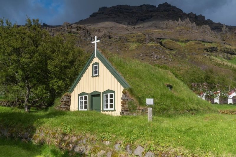 Gruene-Felder-auf-Island-Urlaub-mit-Nordic-Skandinavien-Spezialist-©Benny-Petak