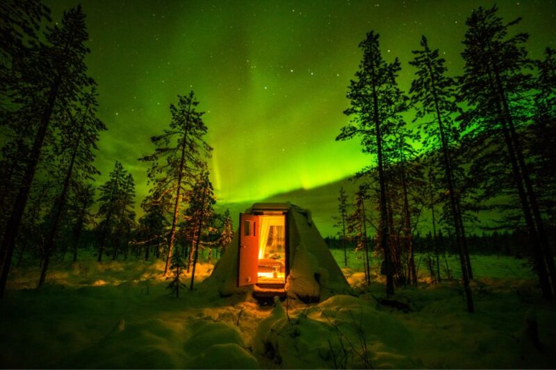 Schlafen-unter-den-Nordlichtern-in-einem-Aurora-Hut-in-der-Arctic-River-Lodge-in-Lappland-mit-Nordic