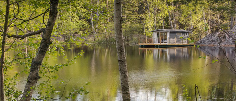Schwimmendes-Zimmer-Sommarhagen-Aussergewoehnliche-Unterkuenfte-in-Schweden-im-Sommer-mit-Nordic-Skandinaien-Spezialist