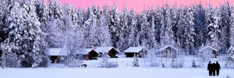 Reisen-nach-Lapland-im-Winter-Menschen-bei-Kaamos-Licht