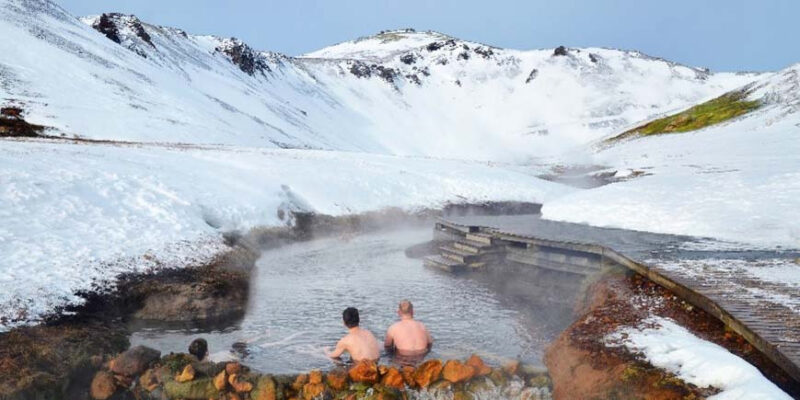 Baden-im-Fluss-von-Reykjadalur-auf-Island-Reisen-mit-Nordic-Skandinavien-Spezialist