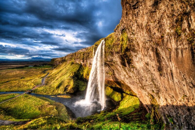 Seljalandsfoss-Gljufrabui-auf-Island-Reisen-mit-Nordic-Skandinavien-Spezialist