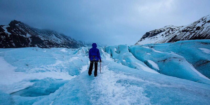 Auf-einem-Gletscher-wandern-auf-Island-Winteraktivitäten-in-Island-Reisen-mit-Nordic-Skandinavien-Spezialist