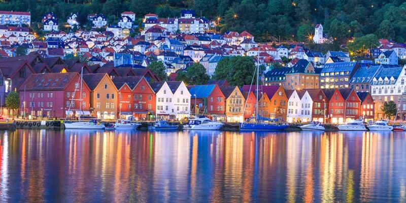 Aussicht-auf-das-alte-Hanseviertel-Bryggen-in-Bergen-Norwegen-Reisen-mit-Nordic-Skandinavien-Spezialist©-Girish-Chouhan-Bergen-Tourist-Board-visitBergen.com_-11
