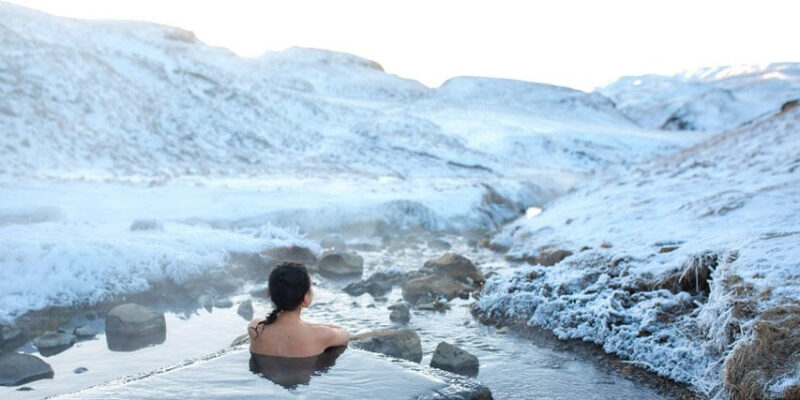 Baden-in-Hveragerdi-Reykjadalur-Hot-Springs-Wanderung-in-Island-im-Winter-Reisen-mit-Nordic-der-Skandinavien-Spezialist