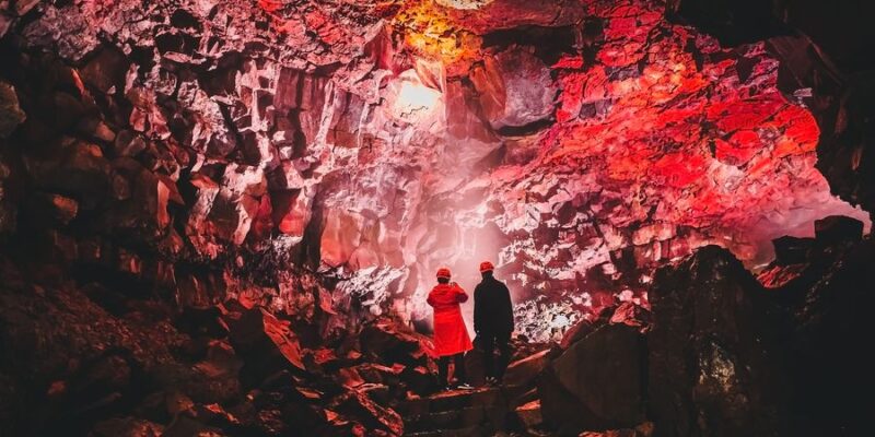 Einen-Lavatunnel-hinabsteigen-in-Island-Reisen-mit-Nordic-Skandinavien-Spezialist