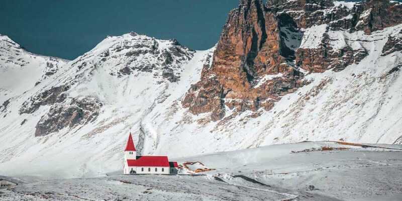 Island-Kirche-in-schneeweisser-Winterlandschaft-Reisen-mit-Nordic-der-Skandinavien-Spezialist