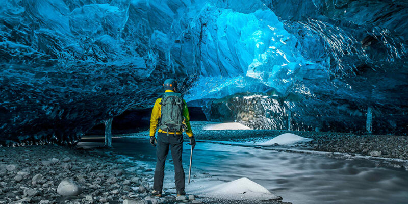 Island-natuerliche-Eisgrotte-Reisen-mit-Nordic-der-Skandinavien-Spezialist-©-IceCave