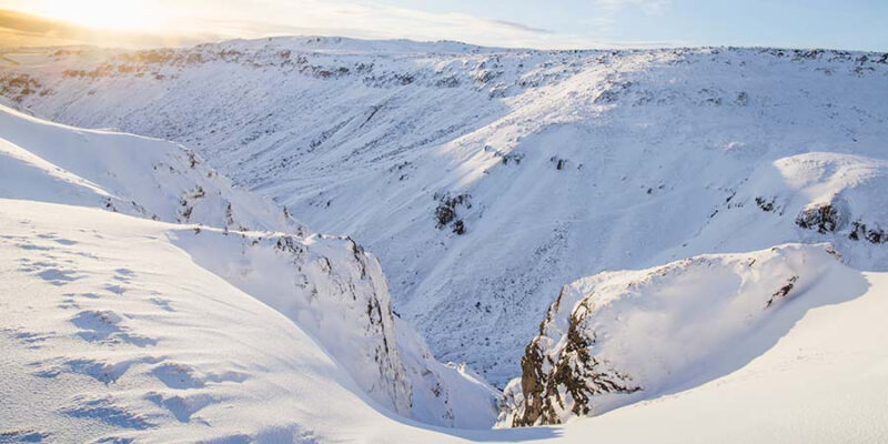 Landschaft-rund-Reykjadalur-Hot-Springs-Wanderung-in-Island-im-Winter-Reisen-mit-Nordic-der-Skandinavien-Spezialist