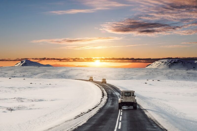 Autos-auf-einer-Strasse-in-Island-im-Winter-Reisen-mit-Nordic-der-Skandinavien-Spezialist