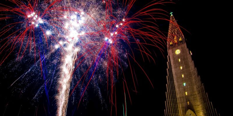 Island-Feuerwerk-an-der-Hallgrimskirche-in-Reykjavik-Reisen-nach-Island-mit-Nordic-der-Skandinavien-Spezialist
