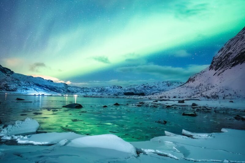 Nordlichter-spiegeln-sich-im-Wasser-in-Island-im-Winter-Reisen-mit-Nordic-der-Skandinavien-Spezialist