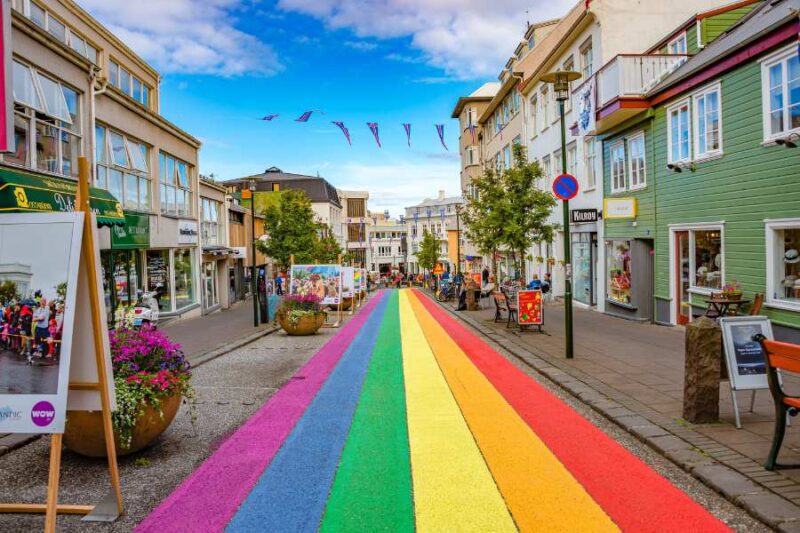 Reykjavik-Kultur-bunte-Strasse-Laugavegur-Reisen-nach-Island-mit-Nordic-der-Skandinavien-Spezialist