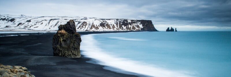 Schwarzer-Sandstrand-im-Winter-auf-Island-Reisen-mit-Nordic-der-Skandinavien-Spezialist