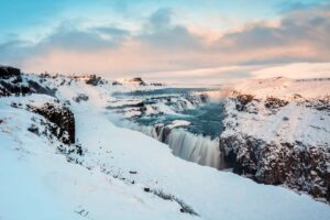 Wasserfall-in-Island-im-Winter-Reisen-mit-Nordic-der-Skandinavien-Spezialist