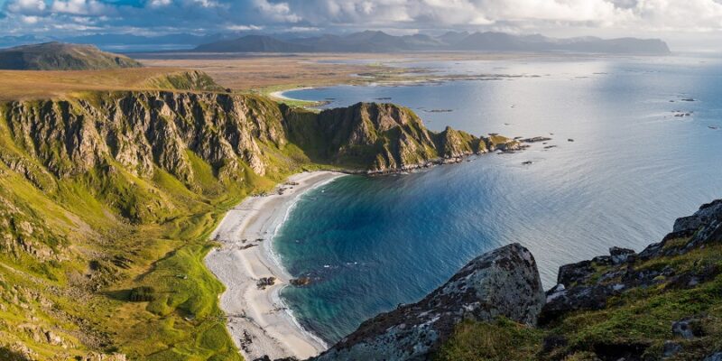 Aussicht-auf-die-Kueste-von-Bleik-auf-den-Vesteralen-Reisen-nach-Nordnorwegen-mit-Nordic-der-Skandinavien-Spezialist