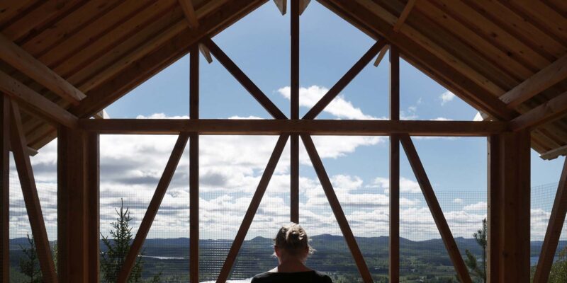 Aussicht-aus-glaesernem-Baumhaus-in-Schweden-Reisen-mit-Nordic-der-Skandinavien-Spezialist-©-Bergaliv