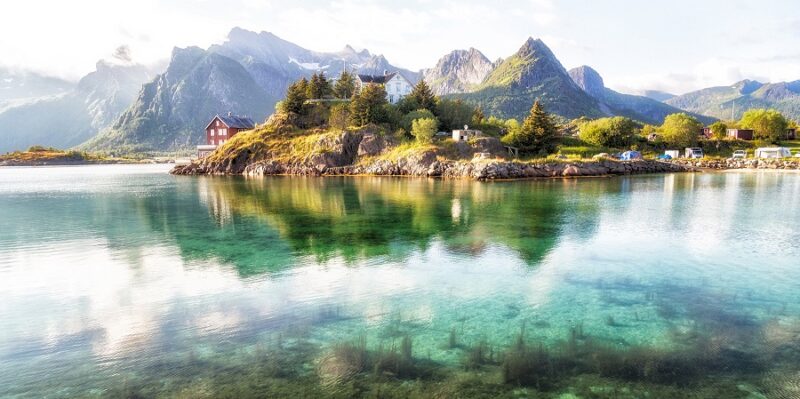 Azurblaues-Wasser-und-spitze-Berge-auf-den-Lofoten-Inseln-Reisen-nach-Nordnorwegen-mit-Nordic-der-Skandinavien-Spezialist