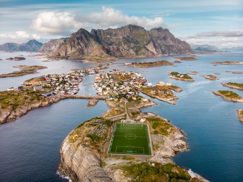 Fussballfeld-Lofoten-aus-der-Luft-Reisen-nach-Nordnorwegen-mit-Nordic-der-Skandinavien-Spezialist
