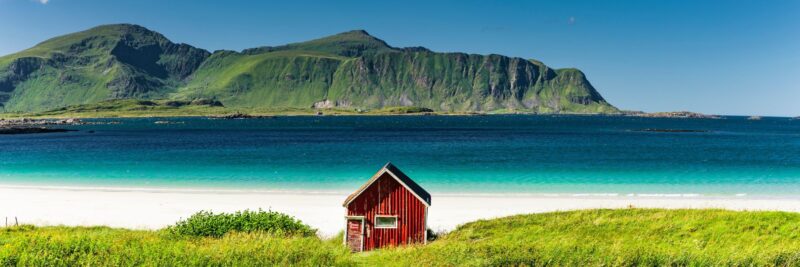 Rotes-Haus-am-Strand-in-Nordnorwegen-Reisen-auf-die-Lofoten-Inseln-mit-Nordic-der-Skandinavien-Spezialist