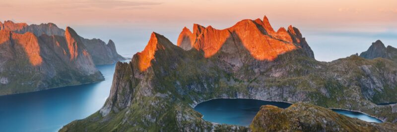Schroffe-Bergklippen-in-Nordnorwegen-Reisen-auf-die-Lofoten-Inseln-mit-Nordic-der-Skandinavien-Spezialist