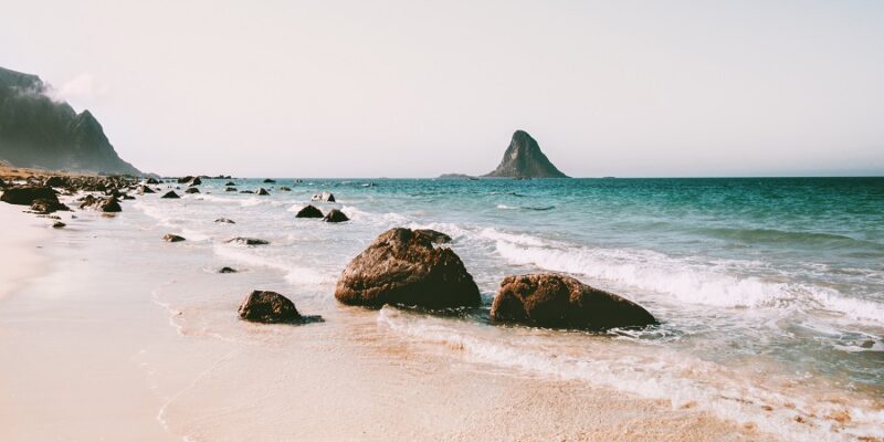 Strand-auf-den-Vesteralen-vor-Bleik-Reisen-nach-Nordnorwegen-mit-Nordic-der-Skandinavien-Spezialist