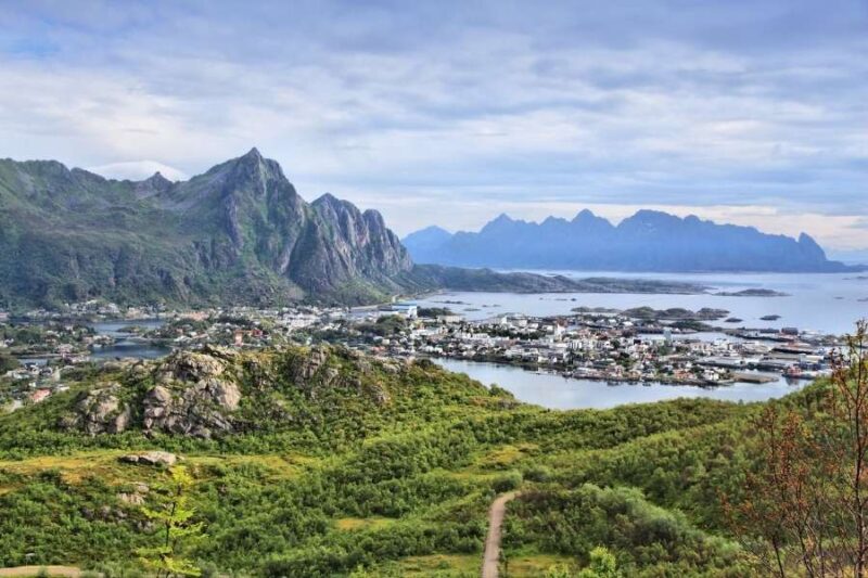 Tjellbergtinden-Svolvaer-Die-besten-Wanderungen-auf-den-Lofoten-Inseln-in-Norwegen-Reisen-mit-Nordic-der-Skandinavien-Spezialist