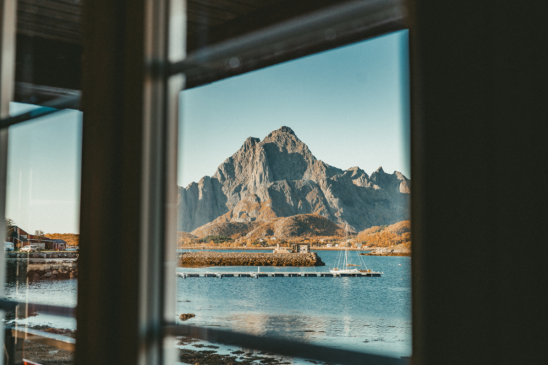 Ausblick-aus-dem-Fenster-im-Skarungen-Resort-auf-den-Lofoten-Reisen-nach-Norwegen-mit-Nordic-der-Skandinavien-Spezialist