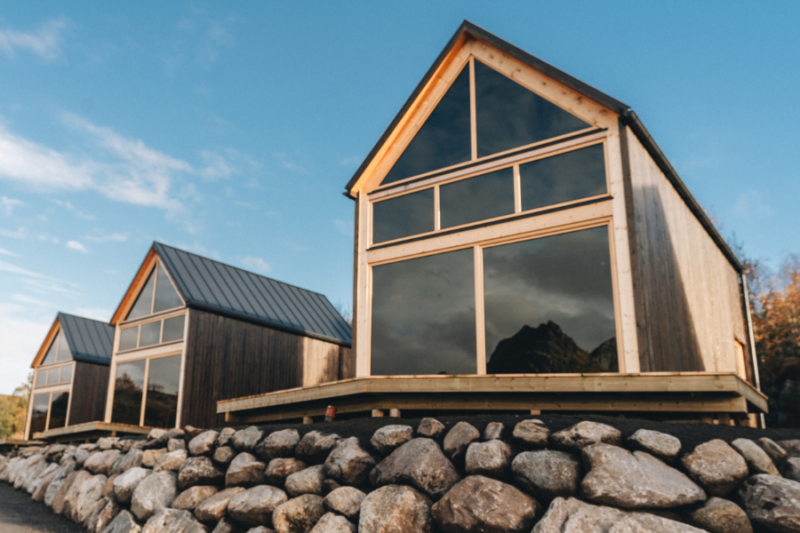 Blick-auf-Chalet-des-Skarungen-Resorts-auf-den-Lofoten-Reisen-nach-Norwegen-mit-Nordic-der-Skandinavien-Spezialist