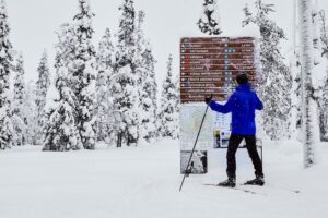 Mann-auf-Langlauf-Skiern-in-Ruka-Kuusamo_in-Finnish-Lappland-Reisen-mit-Nordic-der-Skandinavien-Spezialist_opastetaulut