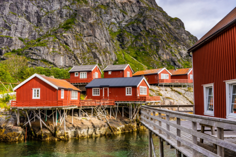 Rorbu-auf-den-Lofoten-traditionelle-Fischerhuetten-Reisen-nach-Norwegen-mit-Nordic-der-Skandinavien-Spezialist