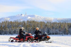Schneemobil-fahren-im-Schnee-in-Finnisch-Lappland-Reisen-mit-Nordic-der-Skandinavien-Spezialist-StellapolarisadventuresKesajarvi22022SallaKarhumaa