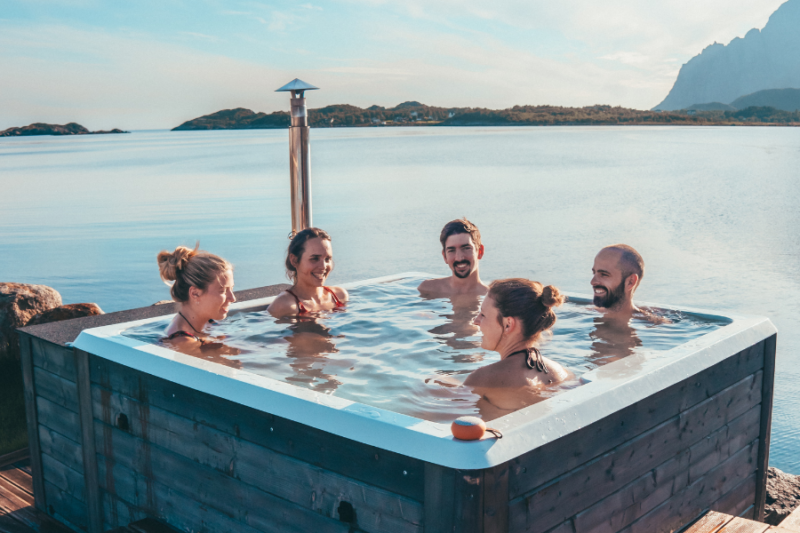 Spa-Wellness-Whirlpool-im-Skarungen-Resort-auf-den-Lofoten-Reisen-nach-Norwegen-mit-Nordic-der-Skandinavien-Spezialist