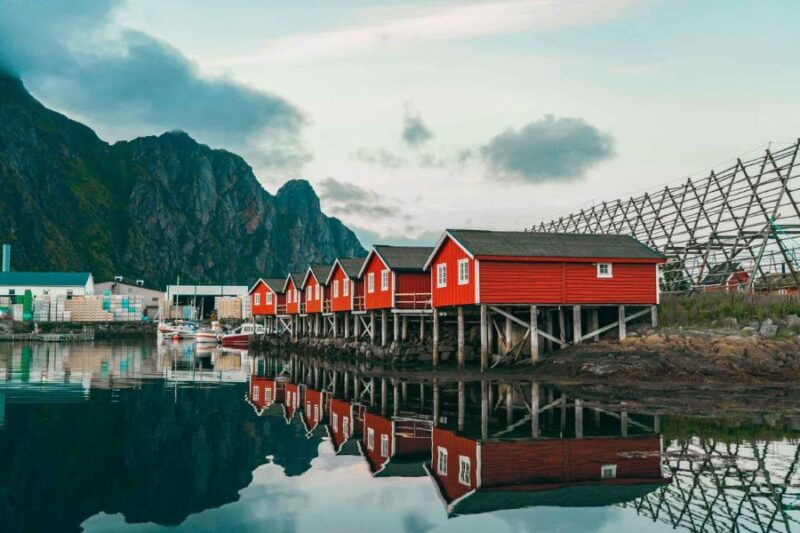 Svinoya-Rorbuer-in-Svolvaer-auf-den-Lofoten-Inseln-Reisen-nach-Nordnorwegen-mit-Nordic-der-Skandinavien-Spezialist.