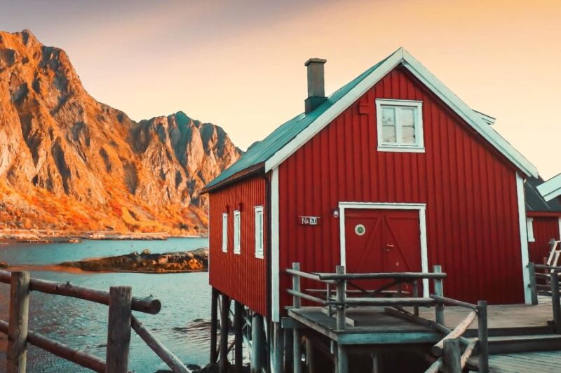 Svinoya-Rorbuer-in-Svolvaer-auf-den-Lofoten-Reisen-nach-Nordnorwegen-mit-Nordic-der-Skandinavien-Spezialist