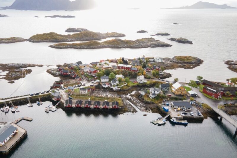 Vogelperspektive-auf-Svinoya-Rorbuer-in-Svolvaer-auf-den-Lofoten-Reisen-nach-Nordnorwegen-mit-Nordic-der-Skandinavien-Spezialist