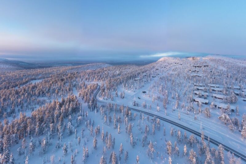 Winter-in-Ruka-Kuusamo-in-Finnisch-Lappland-Reisen-mit-Nordic-der-Skandinavien-Spezialist-Contrukakuusamo_rukavillage-valley_air_HarriTarvainen