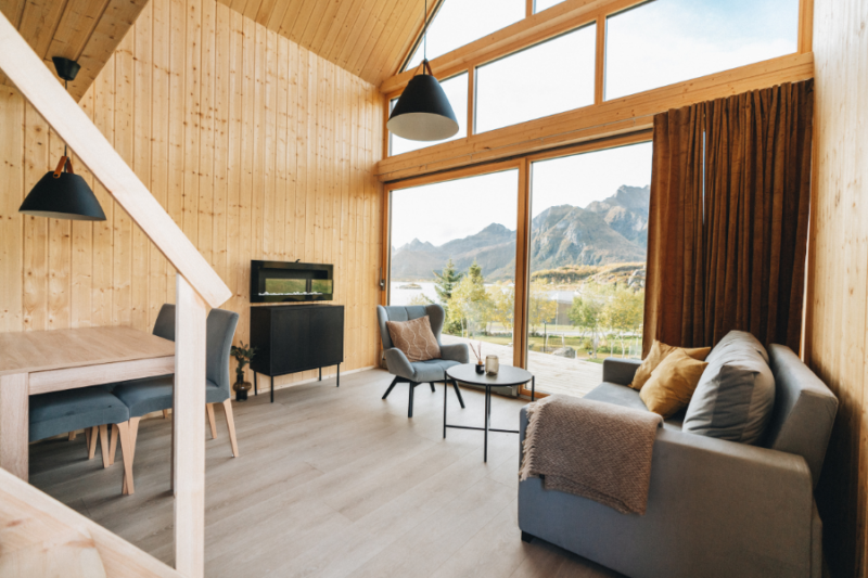 Wohnzimmer-mit-Ausblick-aus-dem-Skarungen-Resort-auf-den-Lofoten-Reisen-nach-Norwegen-mit-Nordic-der-Skandinavien-Spezialist