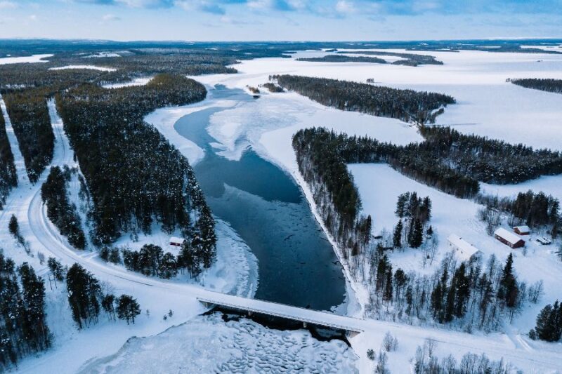 Strasse-in-Finnland-im-Winter-Selbstfahrerreisen-nach-Lappland-mit-Nordic-der-Skandinavien-Spezialist