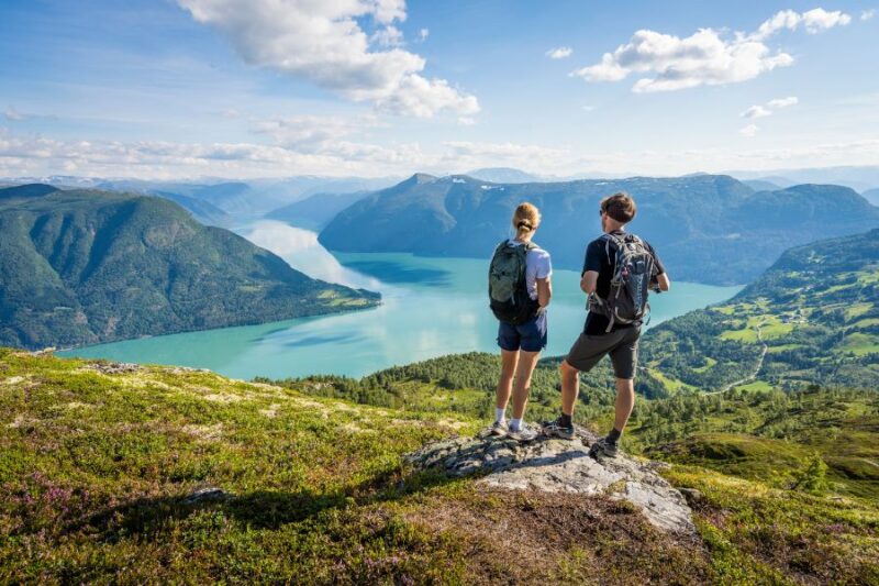 Aussicht-auf-Fjord-in-Norwegen-Paar-auf-Reisen-mit-Nordic-der-Skandinavien-Spezialist