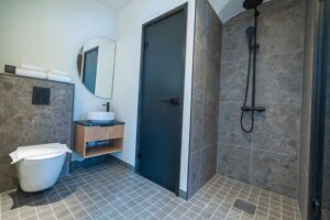 Badezimmer-in-Kaamos-Lodge-in-Finnisch-Lappland-Reisen-mit-Nordic-der-Skandinavien-Spezialist