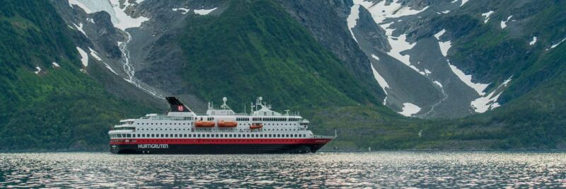 MS-Nordnorge-Hurtigruten-Seereisen-entlang-der-norwegischen-Kueste-Lyngenfjord-Reisen-nach-Norwegen-mit-Nordic-der-Skandinavien-Spezialist