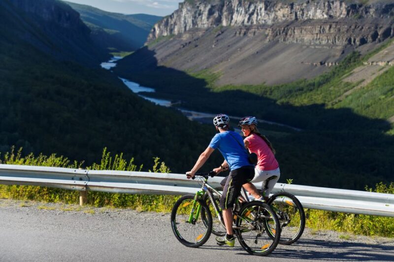 Norwegen-Alta-Canyon-Fahrrad-fahren-Reisen-mit-Nordic-der-Skandinavien-Spezialist-visitnorway